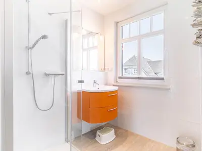 Ein Badezimmer in der Unterkunft Haus STRANDHAFER WF-06 (links)