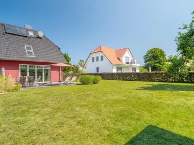 Ein Garten an der Unterkunft Haus STRANDHAFER WF-06 (links)