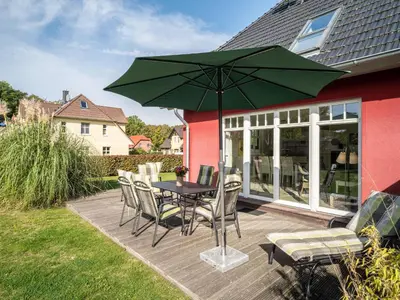 Ein Garten an der Unterkunft Haus STRANDHAFER WF-07 (rechts)