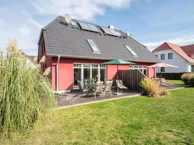 Ein Garten an der Unterkunft Haus STRANDHAFER WF-07 (rechts)