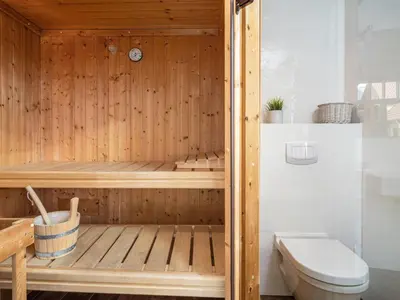 Ein Badezimmer in der Unterkunft Haus STRANDHAFER WF-07 (rechts)