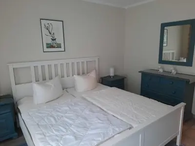 Ein Bett oder Betten in einem Zimmer der Unterkunft *Strandaster* in Zingst - 100 m bis Strand, ruhig, zentral.