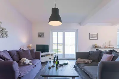 Ein Sitzbereich in der Unterkunft Born - Wieck DAT SCHWEDENHUS EG-Whg. WI-4.1