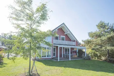 Ein Garten an der Unterkunft Born - Wieck DAT SCHWEDENHUS EG-Whg. WI-4.1