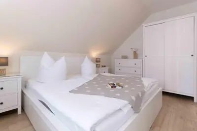 Ein Bett oder Betten in einem Zimmer der Unterkunft Born - Wieck DAT SCHWEDENHUS OG-Whg. WI-4.2