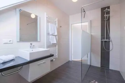 Ein Badezimmer in der Unterkunft Born - Wieck DAT SCHWEDENHUS OG-Whg. WI-4.2