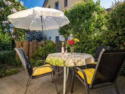 Ein Garten an der Unterkunft Grüne Straße FeWo G5 (EG links)