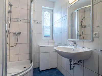 Ein Badezimmer in der Unterkunft Schulstraße FeWo S1 (EG rechts)