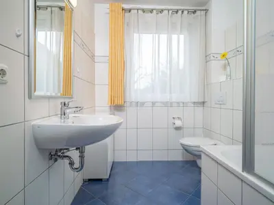 Ein Badezimmer in der Unterkunft Schulstraße FeWo S2 (EG links)