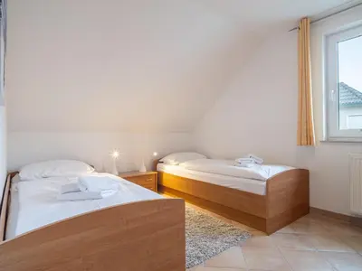 Ein Bett oder Betten in einem Zimmer der Unterkunft Schulstraße FeWo S4 (DG links)