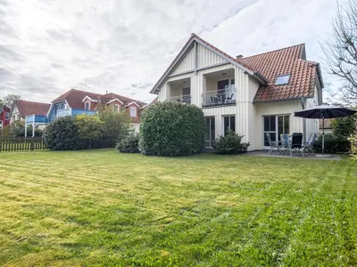 Ein Garten an der Unterkunft Schulstraße FeWo S4 (DG links)