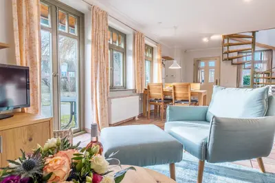 Ein Sitzbereich in der Unterkunft Ferienhaussiedlung Strandperlen Buchenhof 2d (Typ I)