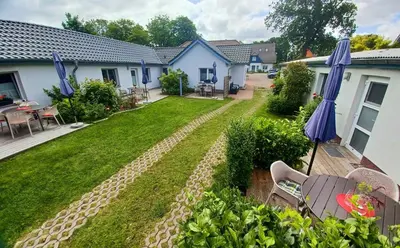Ein Garten an der Unterkunft FeWo Leuchtturm - Heuser Prerow