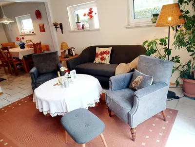 Ein Sitzbereich in der Unterkunft Ferienhaus Eulennest - Ulenhoef