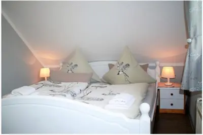 Ein Bett oder Betten in einem Zimmer der Unterkunft FeWo Waldkauz - Ulenhoef