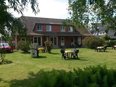 Ein Garten an der Unterkunft FeWo Waldkauz - Ulenhoef