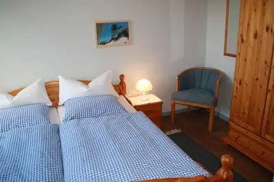 Ein Bett oder Betten in einem Zimmer der Unterkunft FeWo Kiefer - Ulenhoef