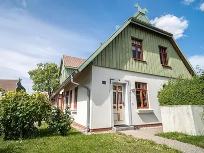 Das Gebäude in dem sich das Ferienhaus befindet