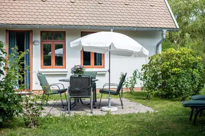 Ein Garten an der Unterkunft Ferienhaussiedlung Strandperlen Buchenhof 1d (Haustyp I)