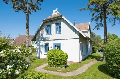 Das Gebäude in dem sich das Ferienhaus befindet