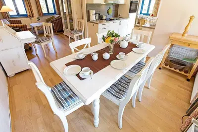 Ein Sitzbereich in der Unterkunft Ferienhaussiedlung Strandperlen Weidenhof 5b (Typ VII)