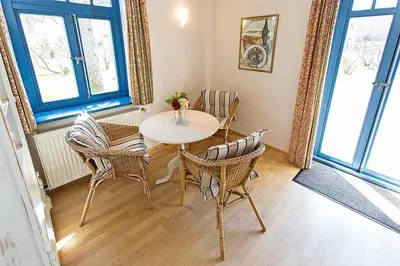 Ein Sitzbereich in der Unterkunft Ferienhaussiedlung Strandperlen Weidenhof 5b (Typ VII)