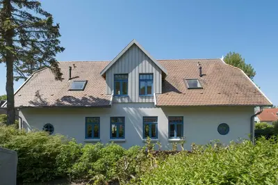 Das Gebäude in dem sich das Ferienhaus befindet
