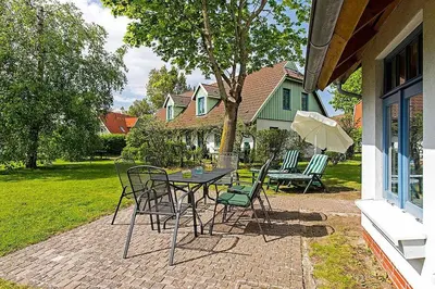 Ein Garten an der Unterkunft Ferienhaussiedlung Strandperlen Weidenhof 6a (Typ VII)
