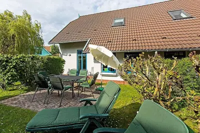 Ein Garten an der Unterkunft Ferienhaussiedlung Strandperlen Weidenhof 7a (Typ VII)