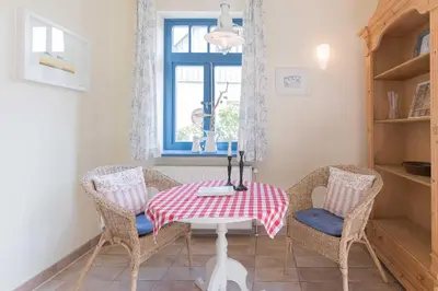 Ein Sitzbereich in der Unterkunft Ferienhaussiedlung Strandperlen Weidenhof 7b (Typ VII)