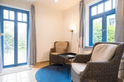 Ein Sitzbereich in der Unterkunft Ferienhaussiedlung Strandperlen Weidenhof 9a (Typ VII)