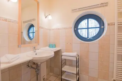 Ein Badezimmer in der Unterkunft Ferienhaussiedlung Strandperlen Weidenhof 9b (Typ IX)