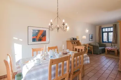 Ein Sitzbereich in der Unterkunft Ferienhaussiedlung Strandperlen Weidenhof 9b (Typ IX)