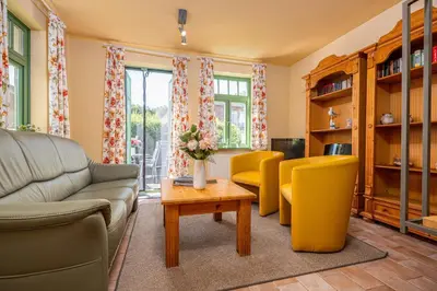 Ein Sitzbereich in der Unterkunft Ferienhaussiedlung Strandperlen Weidenhof 3c (Typ II)