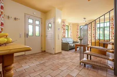 Ein Sitzbereich in der Unterkunft Ferienhaussiedlung Strandperlen Weidenhof 3c (Typ II)