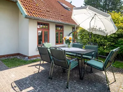 Ein Garten an der Unterkunft Ferienhaussiedlung Strandperlen Sanddornhof 4a (Typ IX)