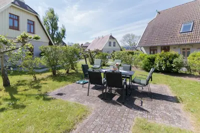 Ein Garten an der Unterkunft Ferienhaussiedlung Strandperlen Sanddornhof 4b (Typ IX)
