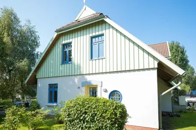 Das Gebäude in dem sich das Ferienhaus befindet