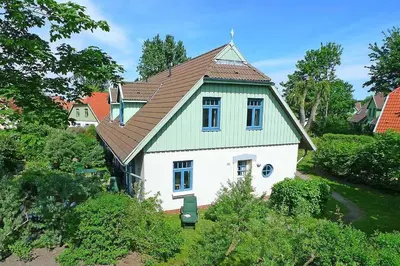 Das Gebäude in dem sich das Ferienhaus befindet