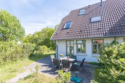Ein Garten an der Unterkunft Ferienhaussiedlung Strandperlen Sanddornhof 7a (Typ VIII)