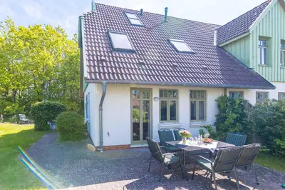 Ein Garten an der Unterkunft Ferienhaussiedlung Strandperlen Sanddornhof 7a (Typ VIII)