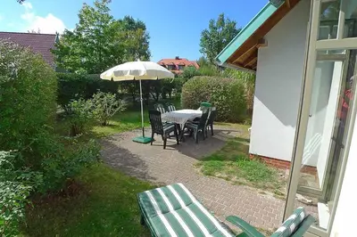 Ein Garten an der Unterkunft Ferienhaussiedlung Strandperlen Sanddornhof 8b (Typ IX)