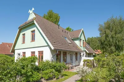 Das Gebäude in dem sich das Ferienhaus befindet