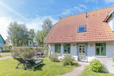 Ein Garten an der Unterkunft Ferienhaussiedlung Strandperlen Sanddornhof 3c (Typ II)