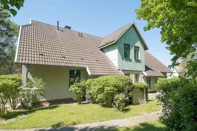 Das Gebäude in dem sich das Ferienhaus befindet