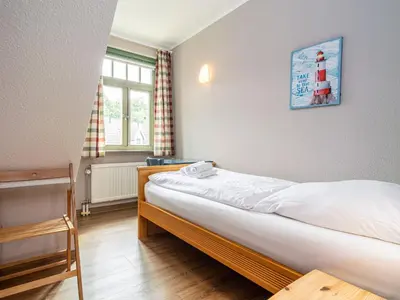 Ein Bett oder Betten in einem Zimmer der Unterkunft Ferienhaussiedlung Strandperlen Küstenhof 2b (Typ V)