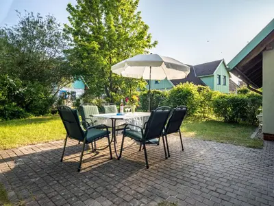 Ein Garten an der Unterkunft Ferienhaussiedlung Strandperlen Sanddornhof 6b (Typ VII)