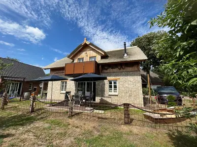 Das Gebäude in dem sich das Ferienhaus befindet