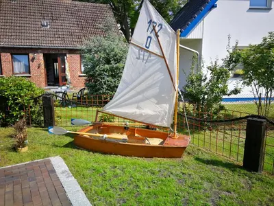 Ein Garten an der Unterkunft Boddenkutter