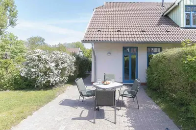 Ein Garten an der Unterkunft Ferienhaussiedlung Strandperlen Sanddornhof 5a (Typ IV)